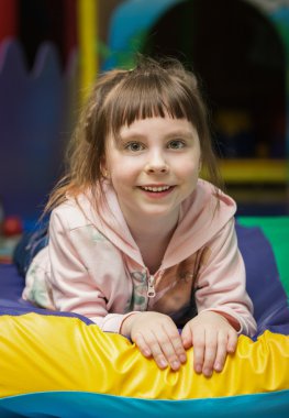 Sevimli küçük kız oyun odası