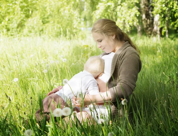 Mały chłopiec wciśnięty jego kłamstwa tulenie mama w ciąży — Zdjęcie stockowe