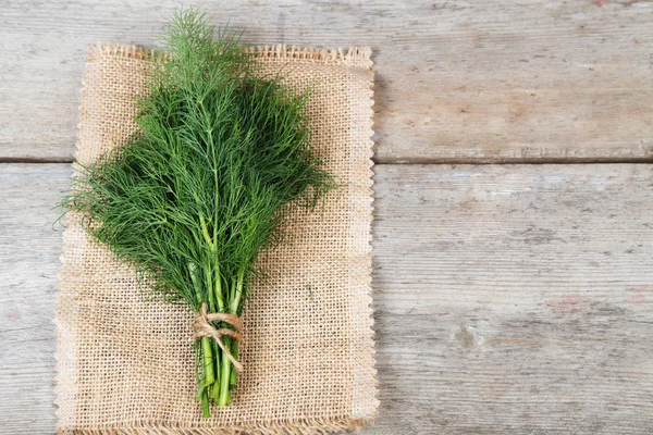 Verse dille op een houten oppervlak — Stockfoto