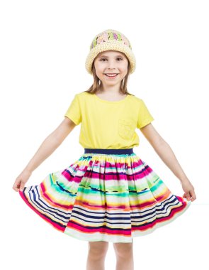 Sevimli küçük moda kız renkli yaz elbise ve şapka