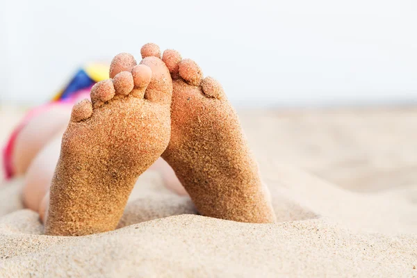 Feet girl relaxing on the beach after swimming — Stock Photo, Image