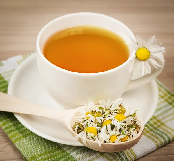 Чай из ромашковых цветов — стоковое фото
