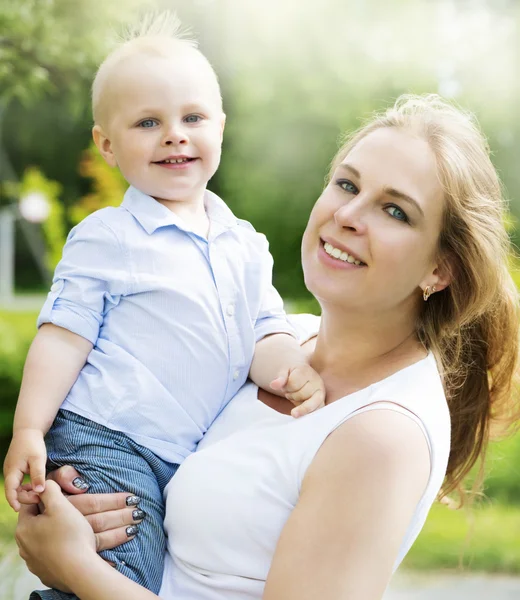 Madre sostiene a su hijo — Foto de Stock