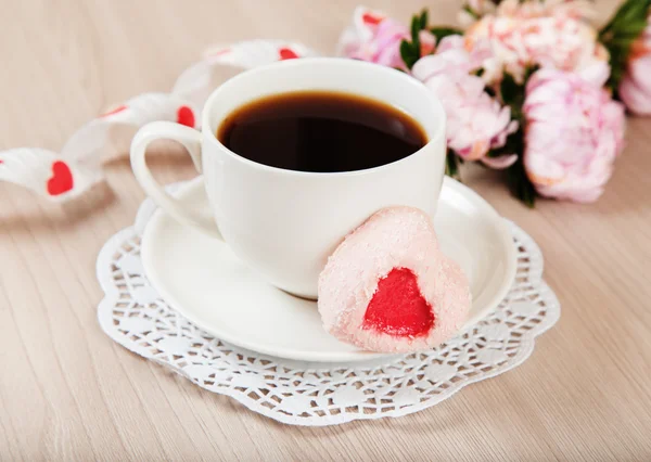 Romántico desayuno té y postre en forma de corazón —  Fotos de Stock