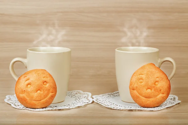 Dos tazas con bebidas calientes y galletas —  Fotos de Stock