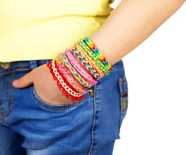 Mano en el bolsillo chica adolescente con pulseras de tejido hecho a mano de moda — Foto de Stock
