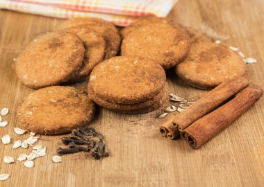 Tanımlama bilgilerini bal fındık, yulaf gevreği, tarçın ve karanfil ile