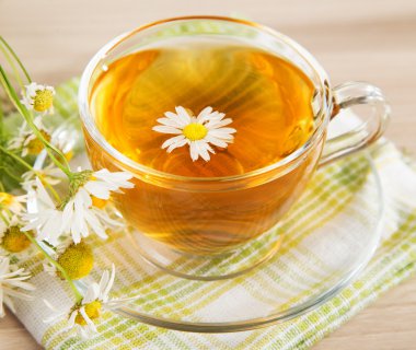 Şeffaf bir fincanda papatya çayı