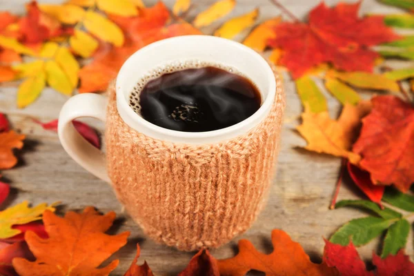 Warme dranken in een grote beker, kleurrijke Herfstbladeren — Stockfoto