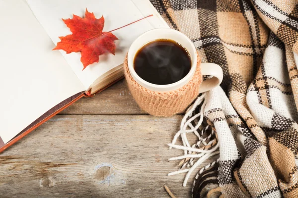 Hett kaffe i en stor kopp, bok, lönnlöv, pläd — Stockfoto