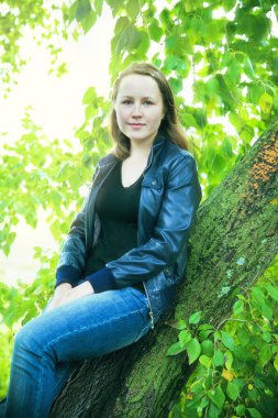 doğa arka plan üzerinde şık kız