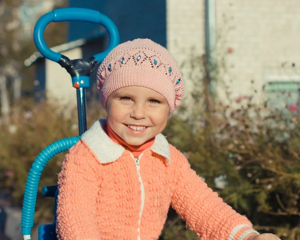 Niña montando una bicicleta en una ciudad —  Fotos de Stock