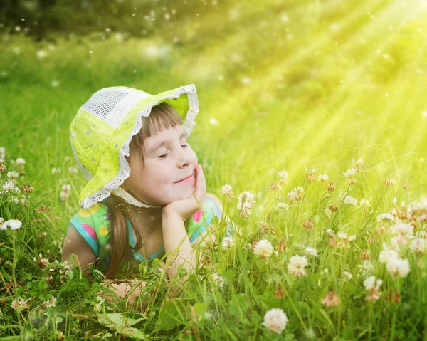 Красива маленька дівчинка на лузі, освітлена сонцем — стокове фото