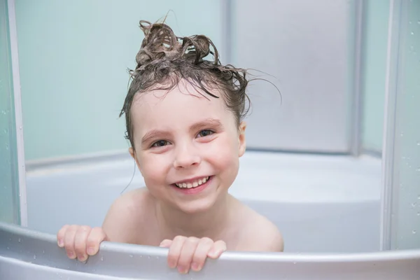 Kleines Mädchen wäscht — Stockfoto