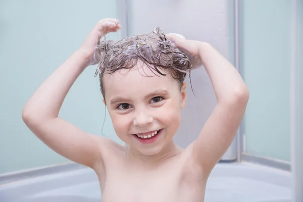 Kleines Mädchen wäscht — Stockfoto