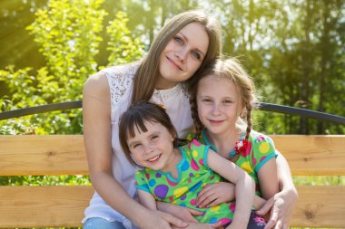 Parktaki mutlu aile.