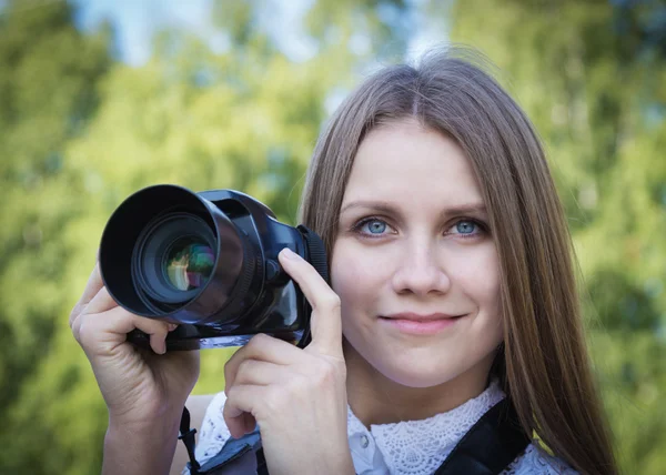 Linda chica con una cámara Fotos De Stock Sin Royalties Gratis