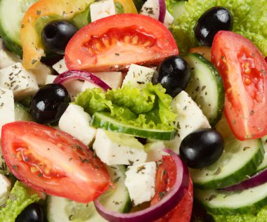 Taze sebzeli Yunan salatası, peynir ve siyah zeytin.