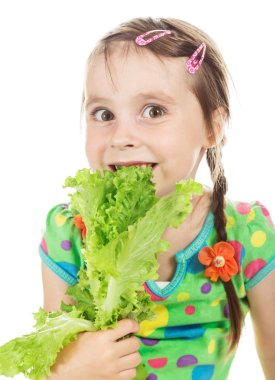 Küçük şirin kız yeşil yaprak marul ısırıkları