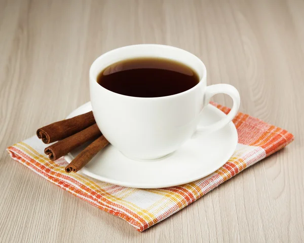 Taza caliente de té caliente con canela —  Fotos de Stock