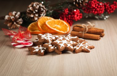 Arka plan dekor ile ahşap bir yüzey üzerinde Noel kurabiyeleri
