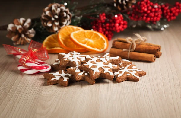 Galletas de Navidad en una superficie de madera con la decoración de fondo —  Fotos de Stock