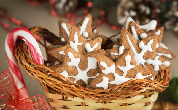 Biscoitos de presente em uma cesta de vime com doces — Fotografia de Stock