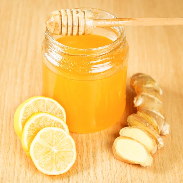 Lidové léky na nachlazení med, citron, zázvor kořen — Stock fotografie