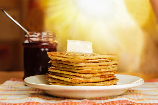 Frittelle con burro e marmellata sul tavolo — Foto Stock