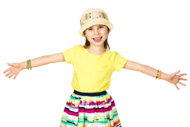 Sevimli küçük moda kız renkli yaz elbise ve şapka