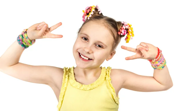 Una chica sonriente con un peinado de moda con pulseras de tejido artesanal de moda que muestra el gesto de victoria de dos manos — Foto de Stock