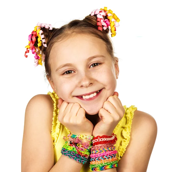 Una chica sonriente con un peinado de moda con pulseras de tejido hechas a mano de moda —  Fotos de Stock