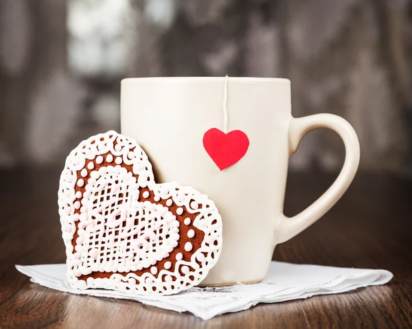 Bolsas de té con etiquetas en forma de corazón galletas en forma de corazón —  Fotos de Stock