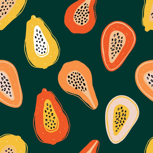 Kleuren patroon met plakjes papaja, passievrucht op groen. Handgetekende exotische stukjes fruit in een herhalende achtergrond. Fruitig ornament voor textielprints en stoffen designs. — Stockvector