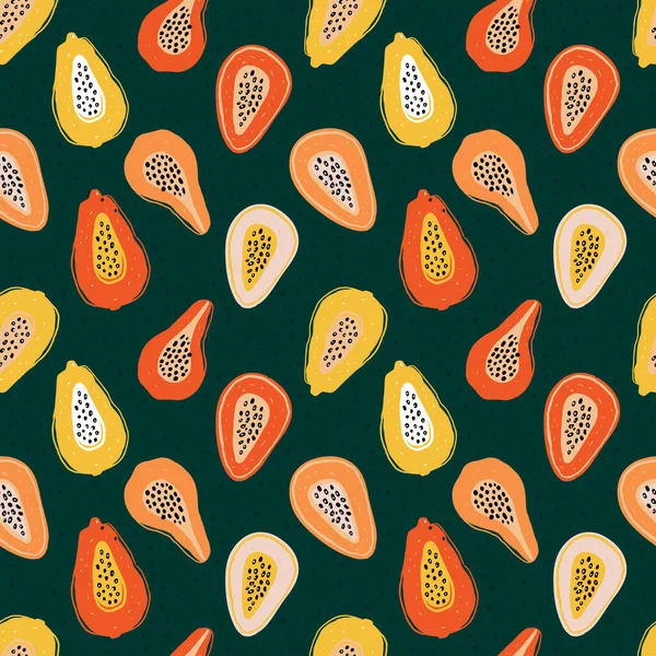 Kleuren patroon met plakjes papaja, passievrucht op groen. Handgetekende exotische stukjes fruit in een herhalende achtergrond. Fruitig ornament voor textielprints en stoffen designs. — Stockvector