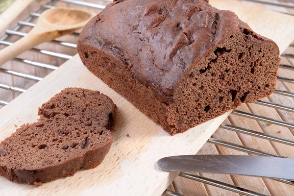 Pastel Chocolate Rodajas Una Tabla Cortar Madera Colocada Una Rejilla — Foto de Stock