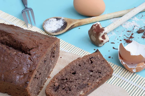 Pastel Chocolate Rodajas Con Nueces Una Tabla Cortar Madera Harina — Foto de Stock