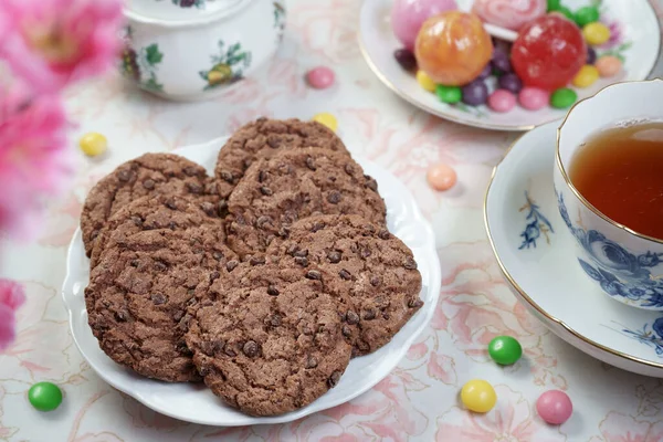 Biscuits Chocolat Avec Pépites Chocolat Dans Une Assiette Porcelaine Blanche — Photo