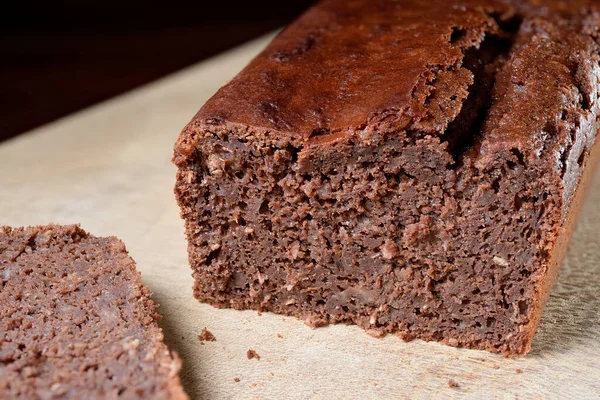 Tarta Chocolate Con Queso Coco Una Tabla Cortar Madera Primer — Foto de Stock