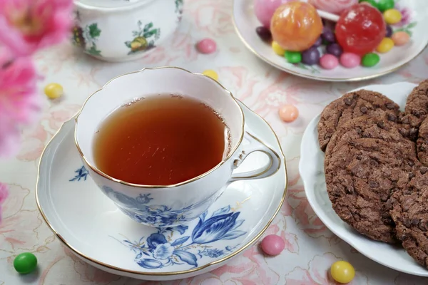 Porzellantasse Und Untertasse Gefüllt Mit Tee Schokoladenkekse Mit Schokoladenchips Lutschern — Stockfoto