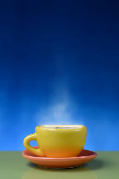 Чашка Блюдце Наповнені Гарячою Кавою Жовта Чашка Апельсинова Тарілка Блакитний — стокове фото