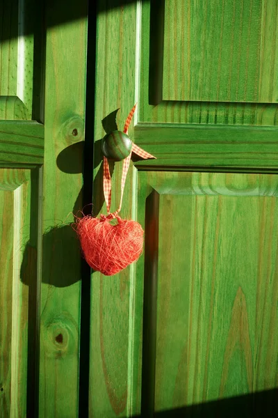 Cœur Décoratif Rouge Est Accroché Poignée Porte Une Armoire Verte — Photo