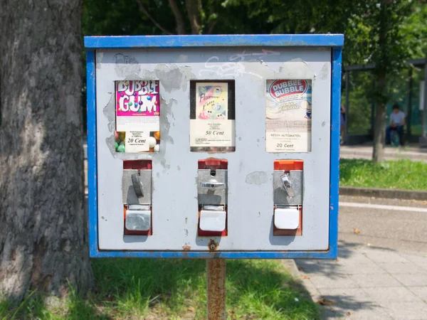 Vintage Chewing Gum Vending Machine Outdoor Square Tree Germany — Foto Stock