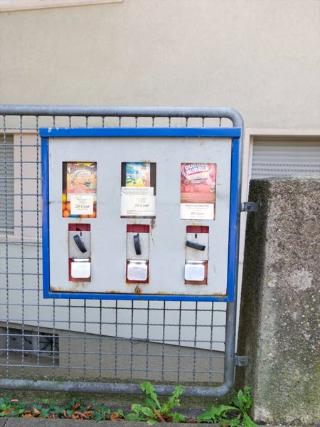 Egy Régi Rágógumi Automatát Egy Fémkerítésen Utcán Egy Épület Fala — Stock Fotó