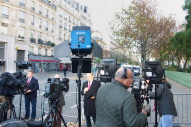 13 Kasım 2015 akşamı gerçekleşen çatışmadan iki gün sonra Bataclan binası etrafındaki kapalı sokak. Televizyon gazetecileri burada. Voltaire Bulvarı, Paris, Fransa. 