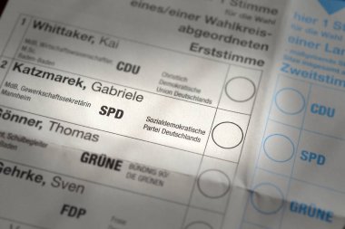 Almanya 'nın SPD Sosyal Demokrat Partisi' nin ön plana çıkarıldığı Alman oylama kağıdı..