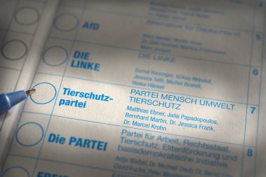 Hayvan Koruma Partisi Tierschutzpartei 'nin haçını oy kağıdına işaretlemeye hazır bir kalem. Almanya.