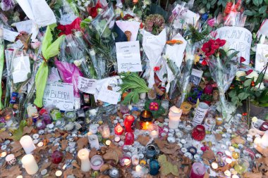 Terörizm kurbanları için çiçekler ve mumlar. Bataclan cinayetleri 13 Kasım 2015. Voltaire Bulvarı, Paris, Fransa.