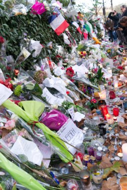Rock konseri sırasında Bataclan 'da terörist saldırısı. Bir sürü insan öldü. Ateş edildikten iki gün sonra binanın yakınındaki kaldırımlar çiçeklerle kaplıydı. Voltaire Bulvarı, Paris, Fransa.
