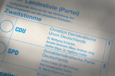 Almanya 'nın CDU Sosyal Demokrat Partisi' ni ön plana çıkaran Alman oylama kağıdı.